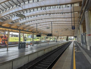Andén con señalización del sector F en el aeropuerto