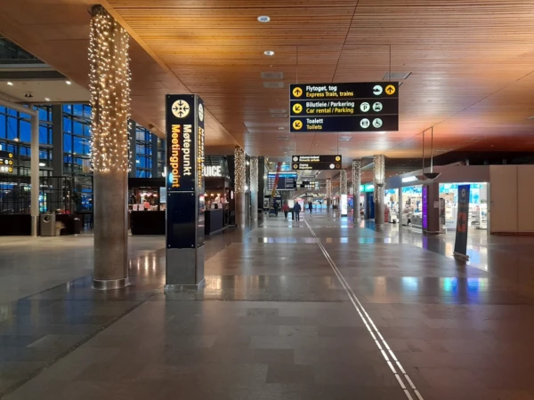 Columnas iluminadas y señalización en el aeropuerto de Oslo-Gardermoen