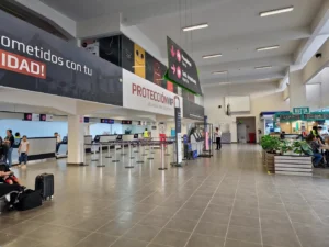 Dentro del aeropuerto José A. Quiñones, Chiclayo