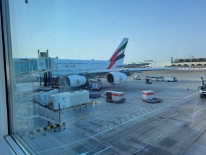 Emirates A380 y plataforma de embarque en Dubái