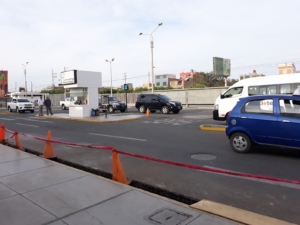Entrada al estacionamiento del Aeropuerto Internacional de Chiclayo