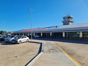 Fachada del Aeropuerto Internacional Ástor Piazzolla en Mar del Plata