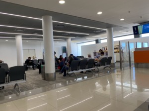 Sala de espera en el Aeropuerto Internacional Ástor Piazzolla