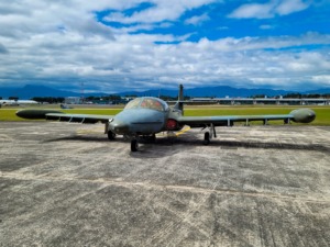 Avión de entrenamiento militar en el Aeropuerto La Aurora