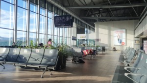 Sala de espera en el Aeropuerto Internacional La Aurora