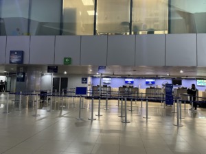 Zona de check-in en el Aeropuerto Internacional La Aurora