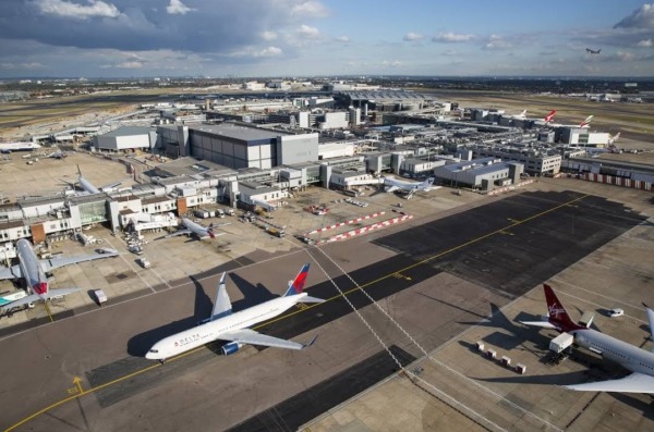 Aviones Delta y Virgin en plataforma de aeropuerto