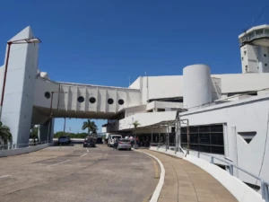 Entrada al Aeropuerto Internacional Silvio Pettirossi en Asunción