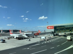 Aviones Turkish Airlines y edificio HSBC en el aeropuerto
