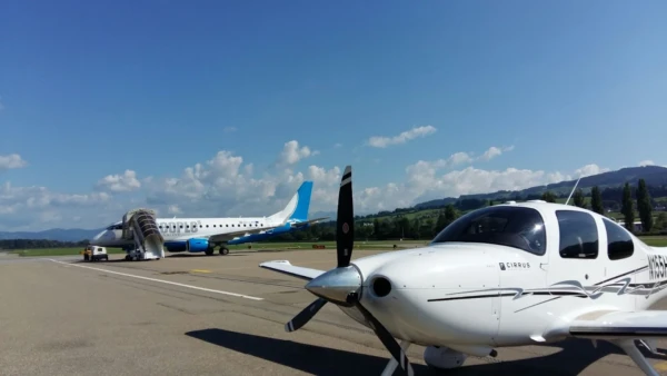 Dos aviones en la pista del aeropuerto de St. Gallen