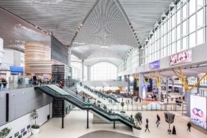 Escaleras mecánicas y flujo de viajeros en el aeropuerto