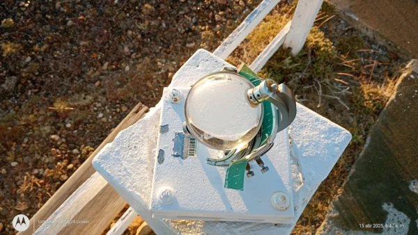 Esfera meteorológica en pedestal blanco, detalle de componentes