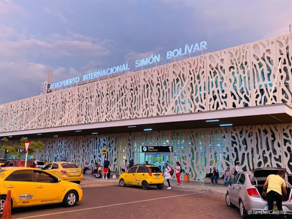 Fachada del Aeropuerto Internacional Simón Bolívar en Santa Marta