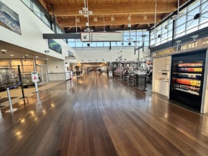 Interior del Aeropuerto de Fairbanks, con piso de madera