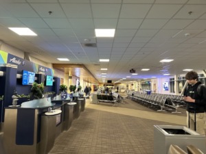 Entrada al aeropuerto de Juneau, con mostradores de Alaska Airlines