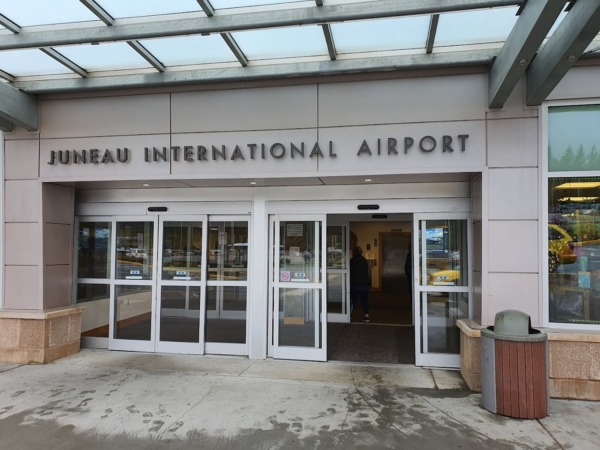 Entrada principal del Aeropuerto Internacional de Juneau