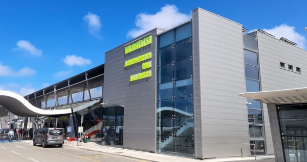 Fachada del aeropuerto de Brindisi-Papola Casale, Italia