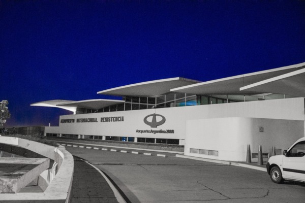 Aeropuerto Internacional de Resistencia: arquitectura moderna bajo el cielo nocturno