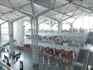 Interior del aeropuerto de Basilea, Suiza