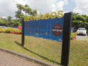 Letrero de bienvenida al Aeropuerto Olaya Herrera