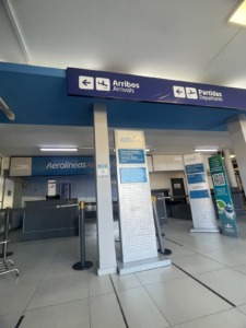 Señalización bilingüe en el Aeropuerto Internacional de Formosa