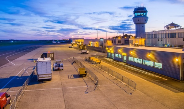 Vista del aeropuerto de Maastricht-Aachen al amanecer