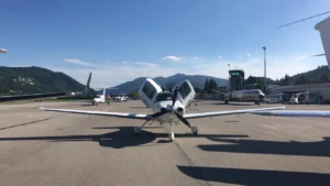 Avión con puertas abiertas en el aeropuerto de Lugano