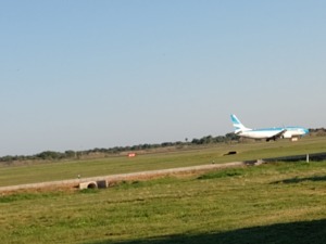 Avión de Aerolíneas Argentinas en pista del aeropuerto
