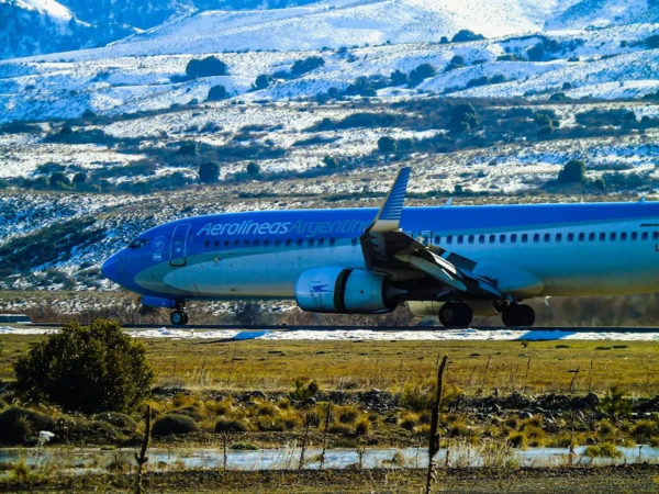 Avión de Aerolíneas Argentinas en pista del aeropuerto