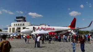 Avión de Avianca en el Aeropuerto de Ilopango