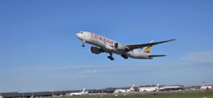 Avión de Ethiopian Cargo despegando en el aeropuerto