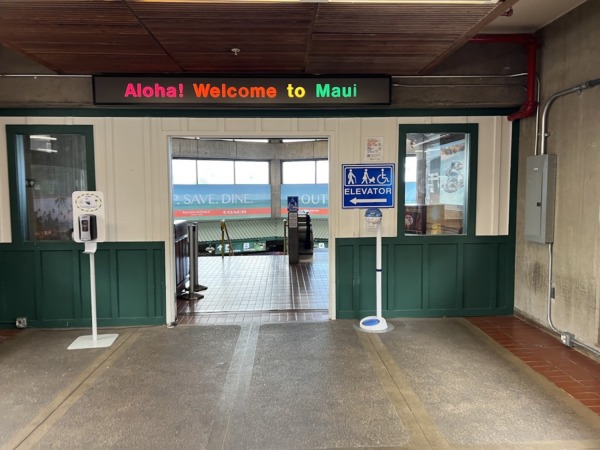 Entrada al aeropuerto de Kahului con letrero de bienvenida