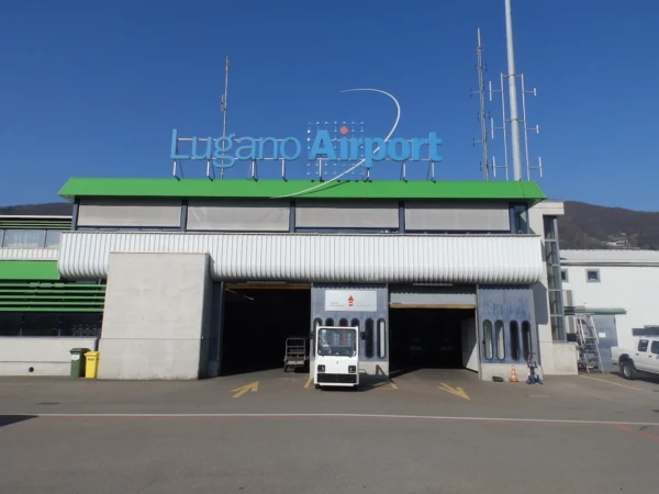 Fachada de la entrada del aeropuerto de Lugano, Suiza
