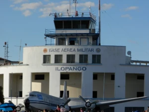 Fachada del aeropuerto de Ilopango con avión antiguo