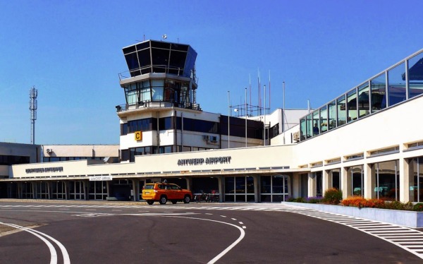 Fachada principal del Aeropuerto de Amberes