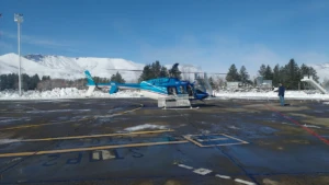 Helicóptero azul y blanco en plataforma del aeropuerto