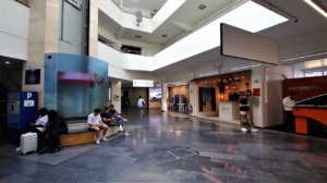 Interior del aeropuerto de Amberes con personas y señalización