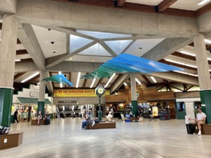 Interior del Aeropuerto de Kahului con personas sentadas