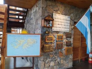 Mural conmemorativo en el Aeropuerto de San Martín de los Andes