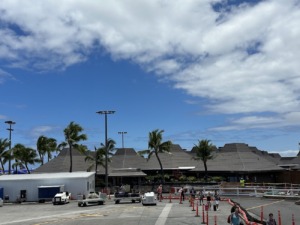 Vista del aeropuerto de Kona, Hawái, en un día soleado