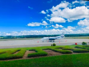 Avión en la pista del Aeropuerto de Flores, Guatemala