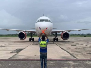 Avión en pista del Aeropuerto de Samaná, República Dominicana