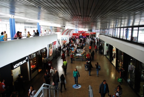 Tiendas de la sala de embarque de vuelos nacionales en El Aeropuerto ElDorado