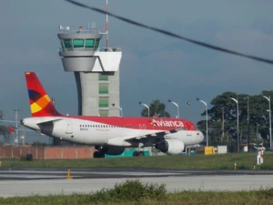 Avión de Avianca en el Aeropuerto de Pereira