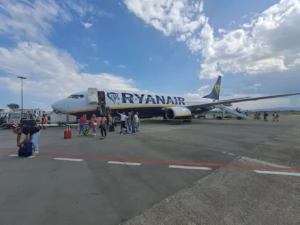 Avión de Ryanair en la plataforma del aeropuerto
