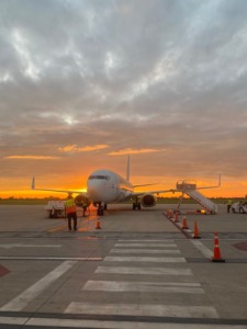 Avión en plataforma al amanecer en Tucumán