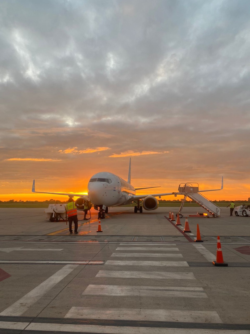 Avión en plataforma al amanecer en Tucumán