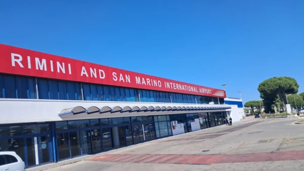 Fachada del Aeropuerto de Rímini Federico Fellini