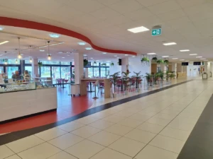 Interior del aeropuerto de Rímini con zona de cafetería