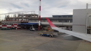 Vista del ala de un avión en el aeropuerto